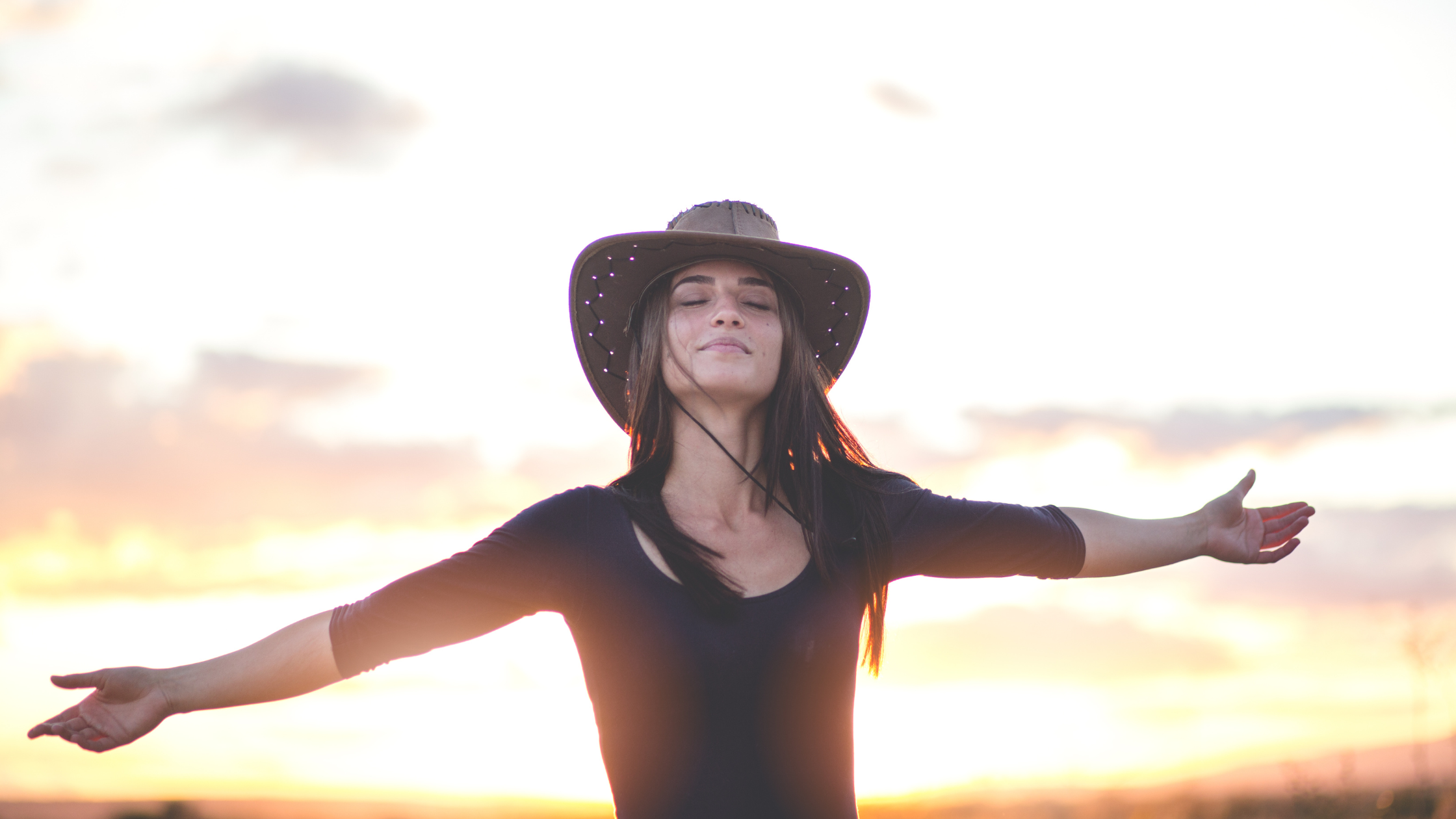 Frau mit ausgebreiteten Armen Leichtigkeit Sonne im Hintergrund Sicherheit.entspannt.
